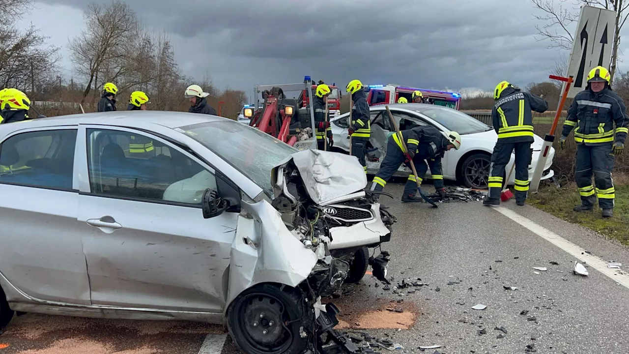 Zwei Pkw kollidierten in Krenstetten: Hubschraubereinsatz & Verletzte