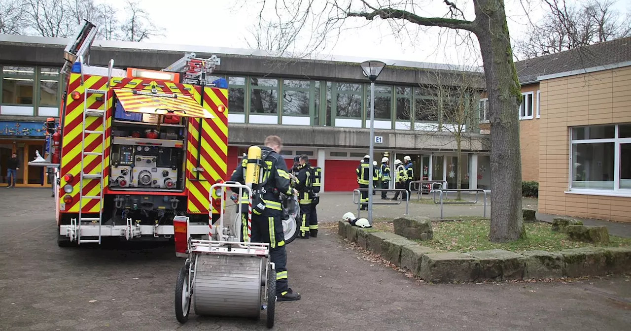 Großeinsatz an Gütersloher Schule – Feuerwehr muss Brand löschen