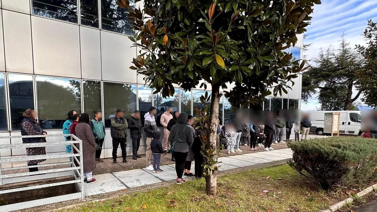 Dopo l'incendio, l'occupazione. Cento persone cercano un tetto tra sgomberi e incertezze