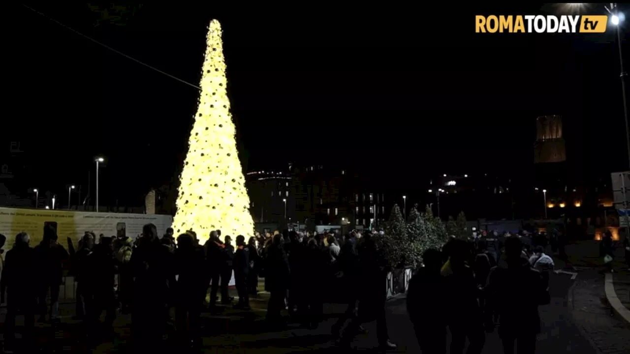 Il Campidoglio accende l'Albero dei diritti umani. In piazza anche Mara Venier