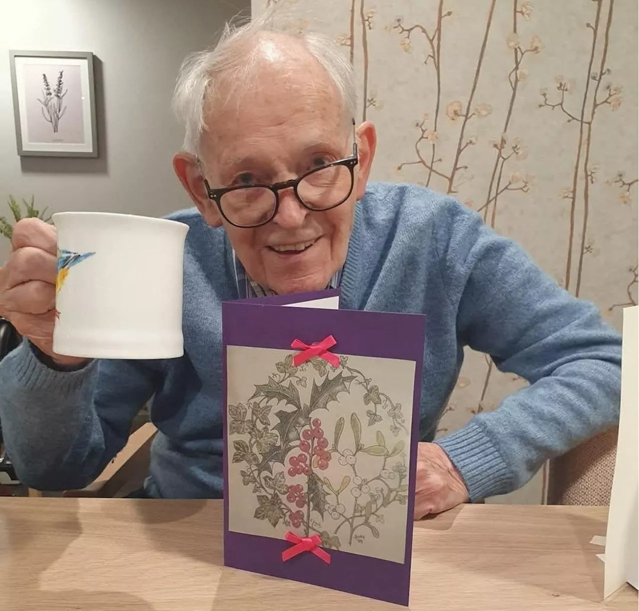 Former RAF veteran in Oswestry makes card for King Charles