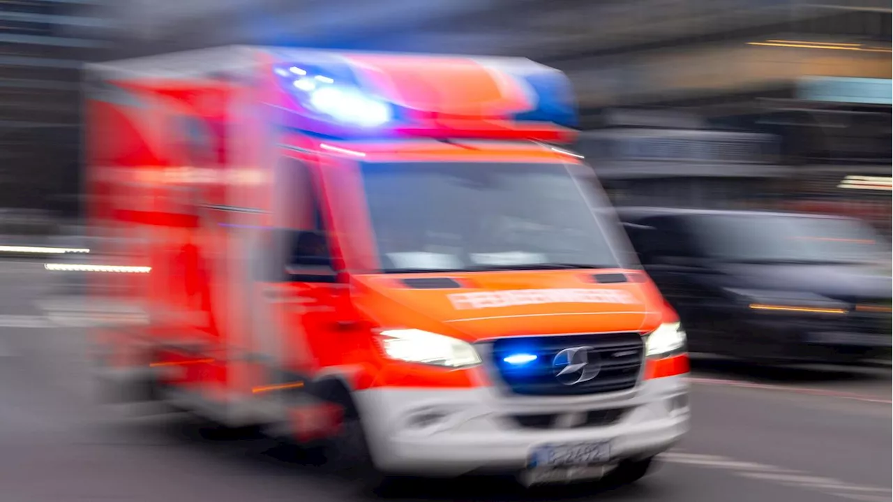 Verletzte er sich im Gerangel selbst?: Mutmaßlicher Drogendealer nach Streit in Berlin-Spandau in Klinik