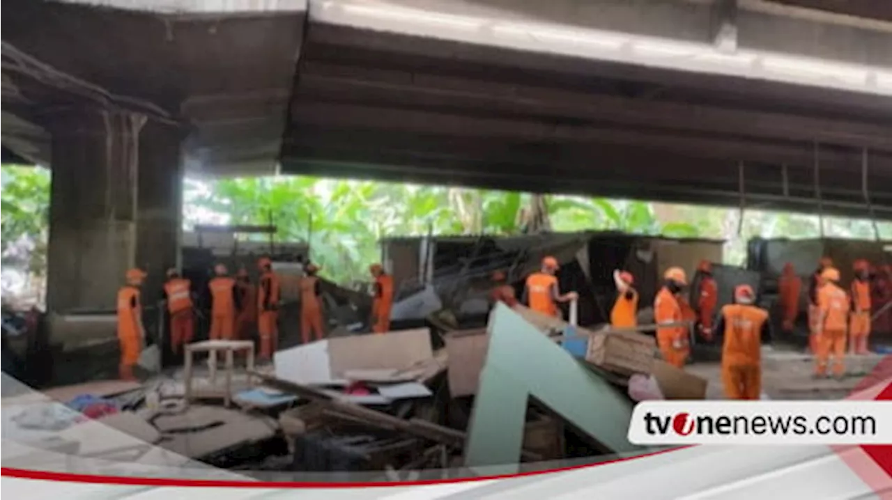 Lapak-Lapak dan Bekas Tempat Tinggal Warga di Kolong Tol Angke Dibersihkan