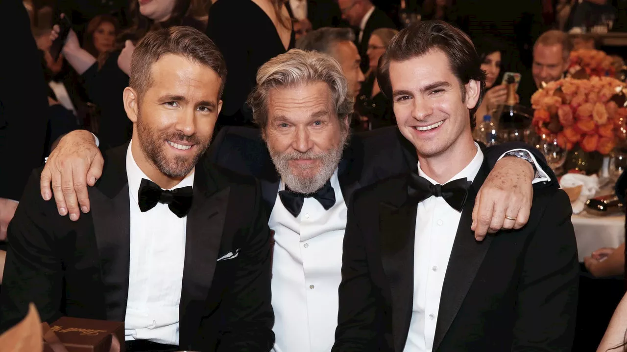 Ryan Reynolds et Andrew Garfield révèlent pourquoi ils se sont embrassés pendant les Golden Globes 2017