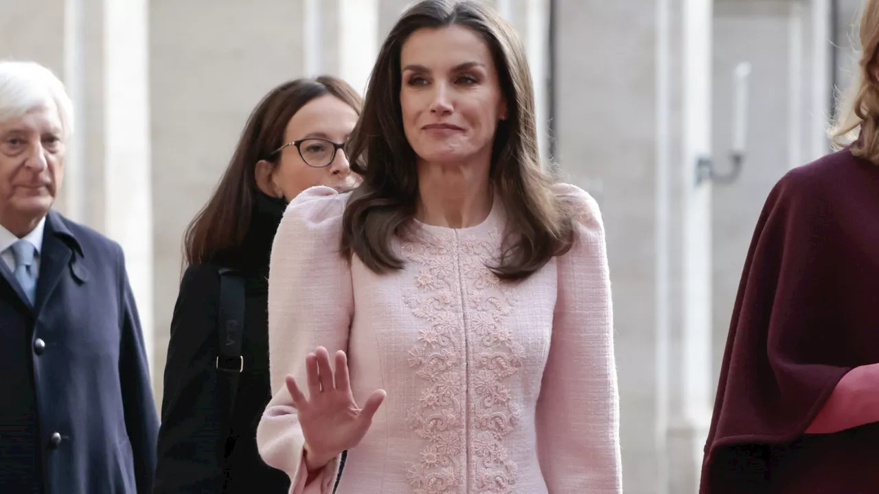 Letizia di Spagna e quel look romantico per incontrare Mattarella e Meloni