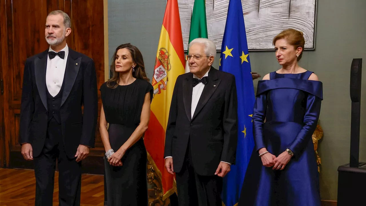 La elegancia de Letizia en la cena de Estado en Roma: sin tiara pero con las pulseras gemelas de las joyas de pasar, y con guiño a la moda italiana con un vestido de Max Mara