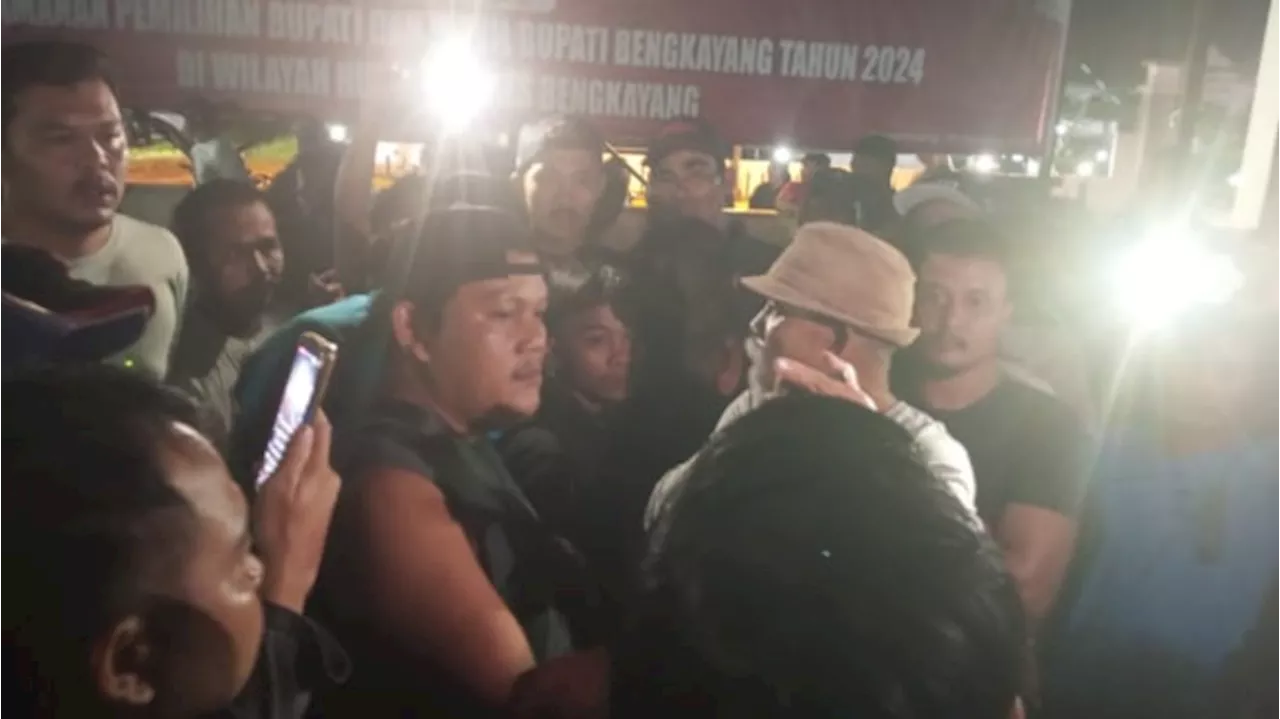 Ratusan Warga Geruduk Polres Bengkayang, Tuntut Bebaskan 3 Penambang Ilegal Kecil