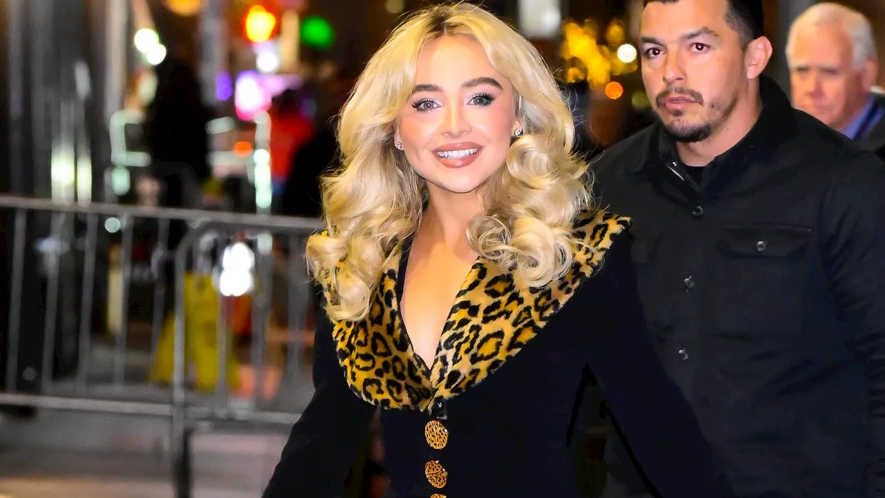 Con traje de falda de los 90, Sabrina Carpenter se inspira en The Nanny para un look elegante