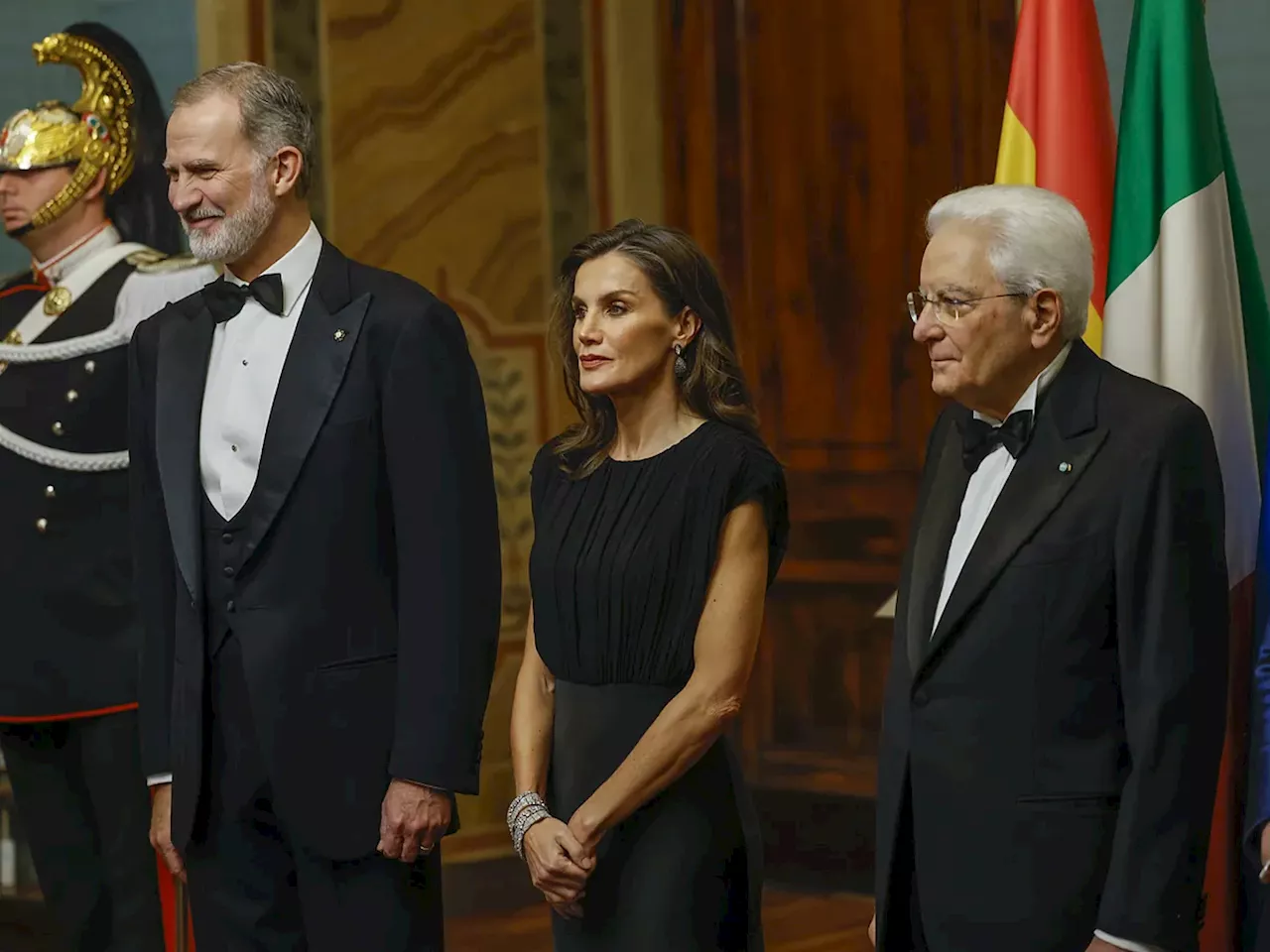 Sobriedad inmaculada: la reina Letizia estrena vestido y deja un mensaje secreto (y los brazos al descubierto) en la cena de gala italiana en homenaje a España