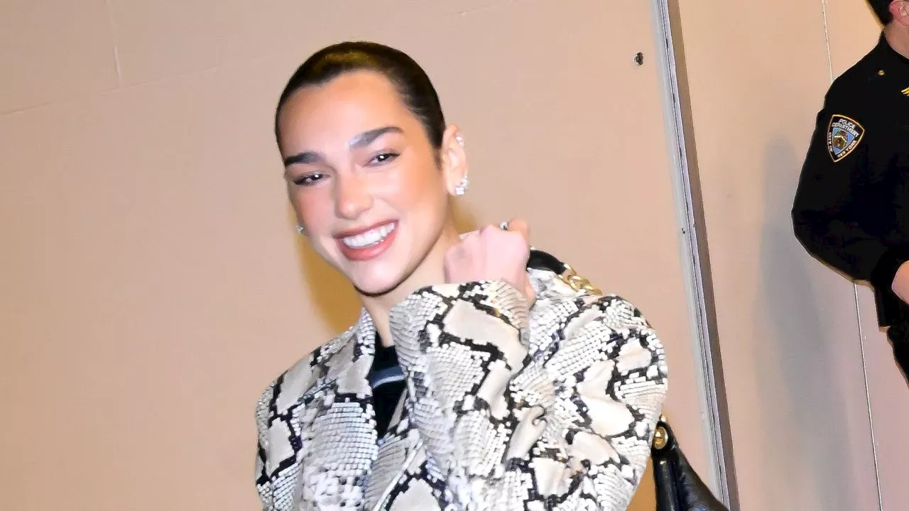 Dua Lipa luce baggy jeans con botas puntiagudas en Nueva York