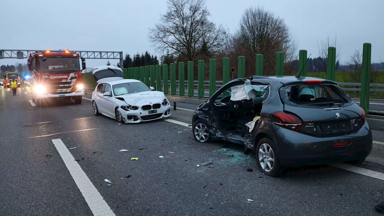 Frau (37) und Kleinkind im Spital: Schwerer Unfall auf Autobahn