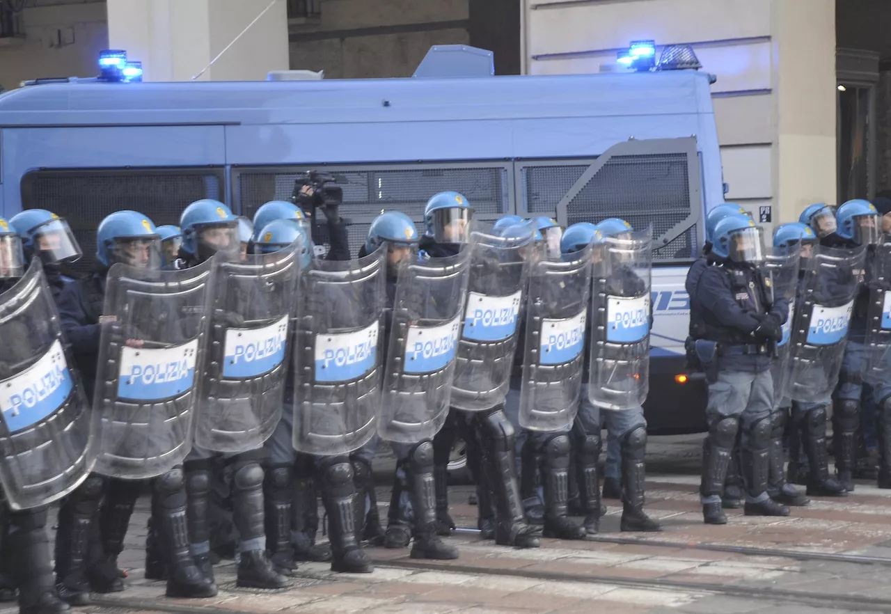 Torino, tensioni al corteo: lanci di pietre contro forze dell'ordine