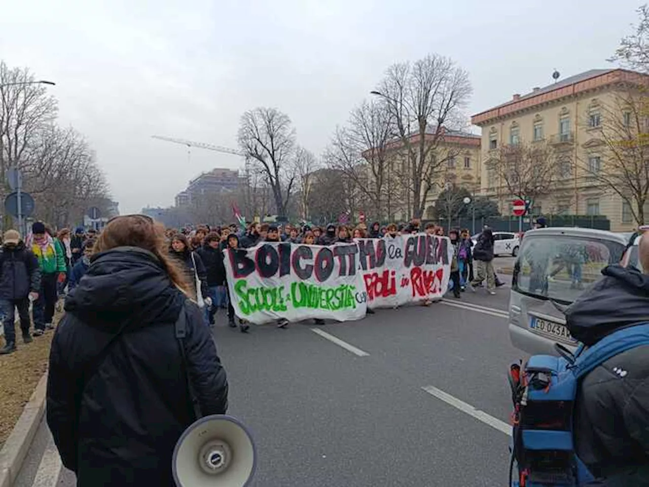 Corteo di studenti sfila a Torino, pro-Palestina e contro guerra