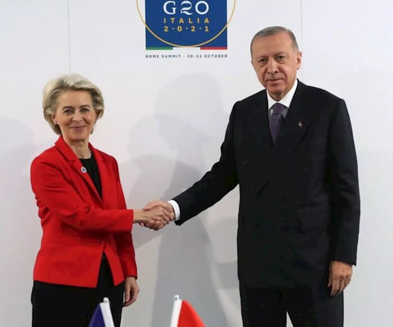 Ue, ponte aereo per aiuti umanitari in Siria. Von der Leyen da Erdogan