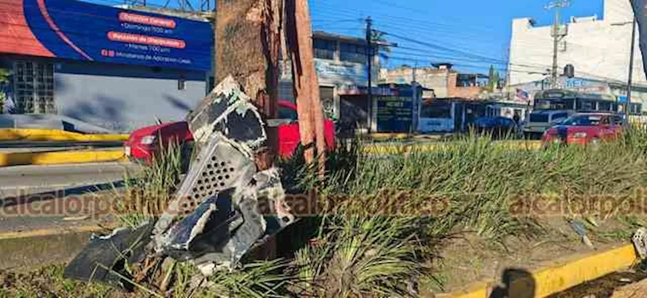 Vuelca camión en avenida Lázaro Cárdenas en Xalapa y causa caos vehicular