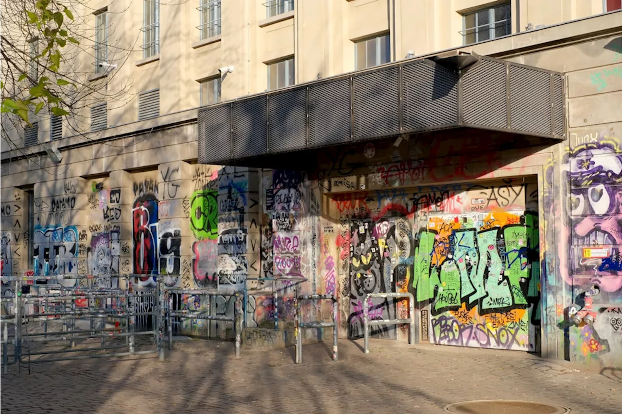 Das Berghain hat einen neuen Eingang: VIP-Balkon, Regendach oder Golden-Shower-Auspuff?