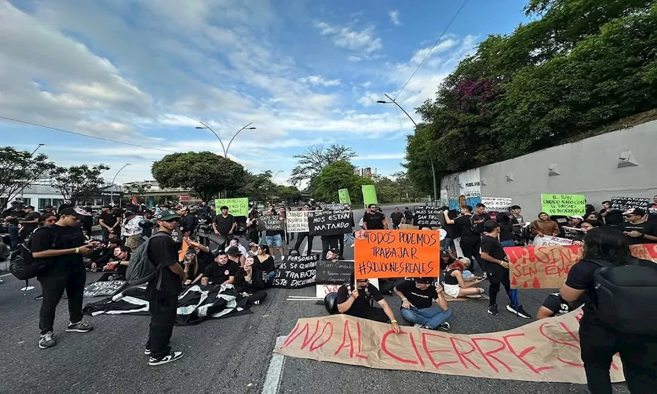 Caos vial en Bucaramanga por plantón del gremio de bares y discotecas en la autopista