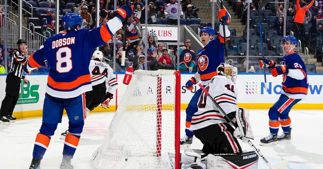 Islanders erupt in third period and then hold on to beat Blackhawks