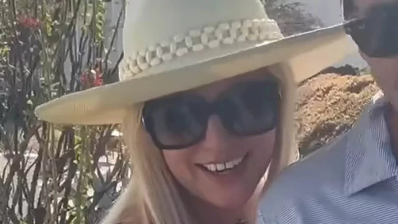 Britney Spears reunites with her older brother Bryan on Mexico getaway after ringing in 43rd...