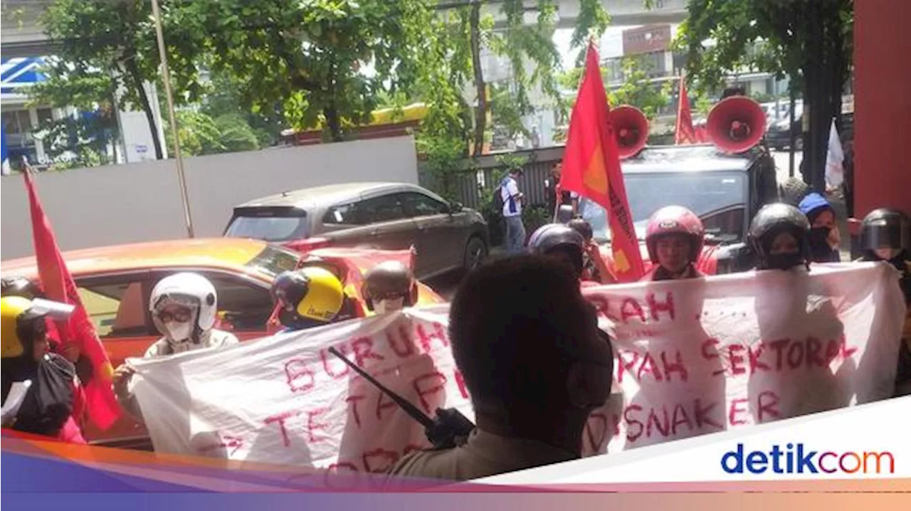 Serikat Buruh Demo di Kantor Disnaker Makassar Jelang Penetapan UMK 2025