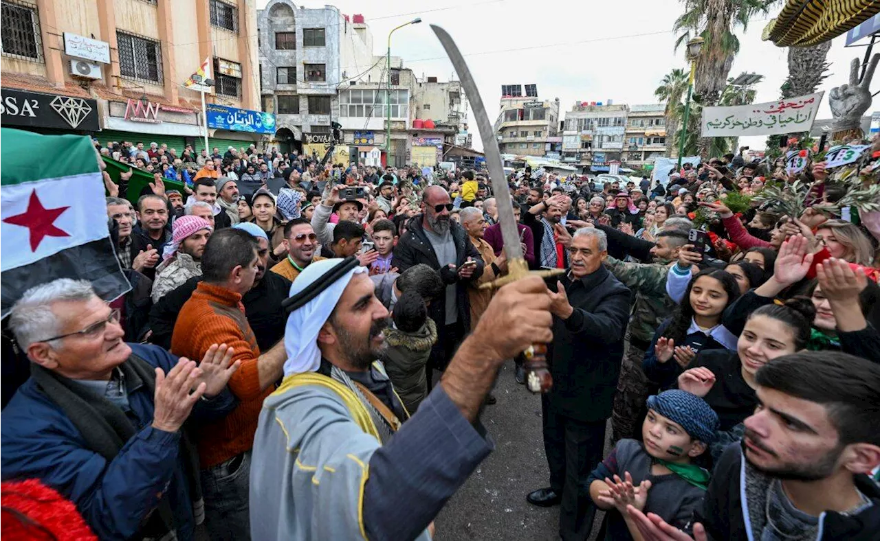 Celebran caída del gobierno de Al Asad en Siria; “uno, uno, uno, el pueblo sirio unido”, gritan miles de personas