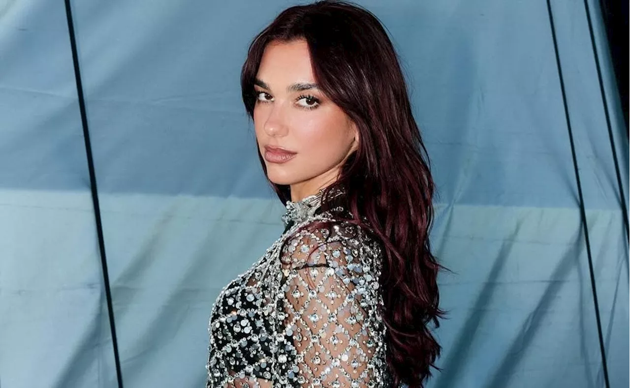 Dua Lipa luce hermoso vestido semitransparente con pedrería