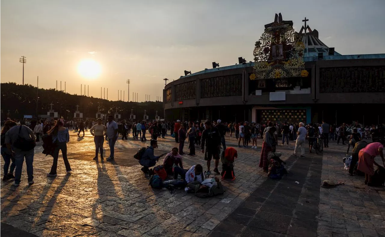 Peregrinos continúan arribando a la Basílica de Guadalupe; acuden a la 'Morenita del Tepeyac' a dar gracias por los favores recibidos