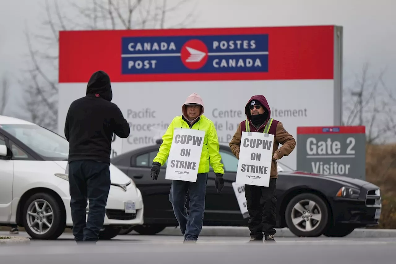 Ottawa directs labour board to order striking Canada Post employees back to work