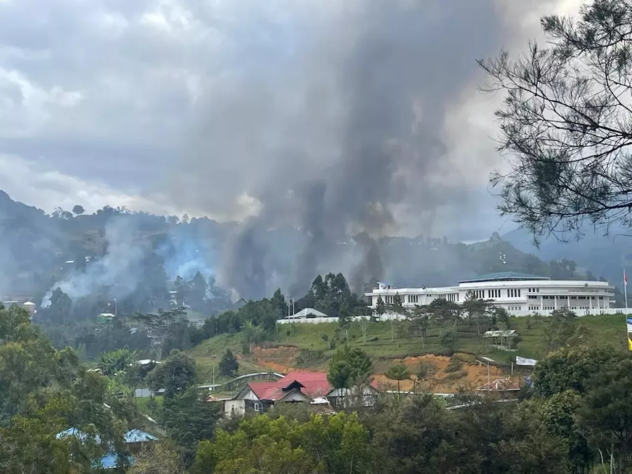 Pendukung Paslon di Pilkada Lanny Jaya Saling Serang dengan Panah dan Bakar Rumah 