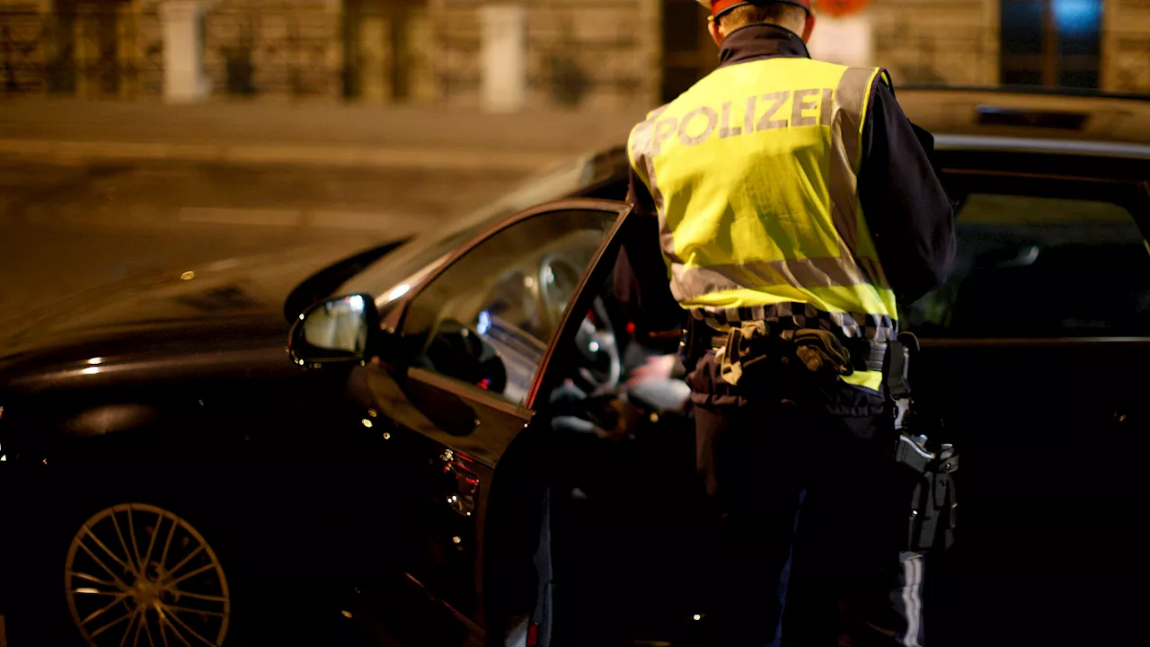 Zwei Kilometer, fünf Unfälle - Alkolenker rammt Auto von Chef, zerlegt halbe Straße