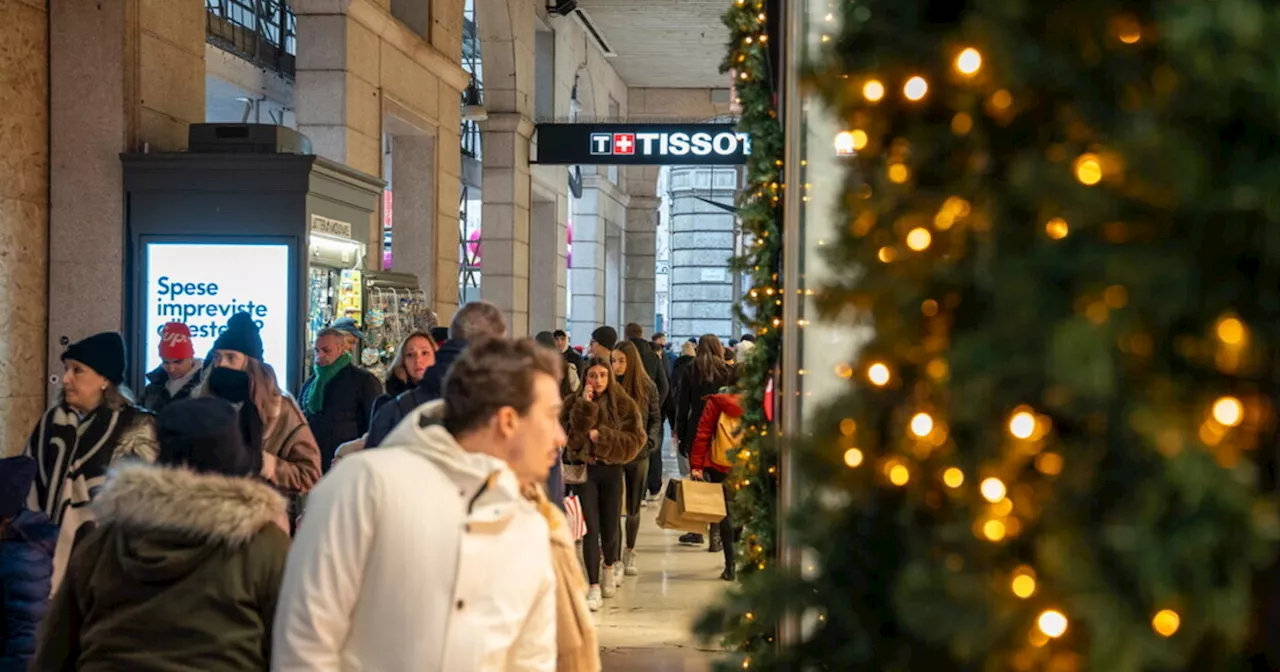 Il Natale si è ridotto a uno sfavillio di luminarie riflesso nelle vetrine