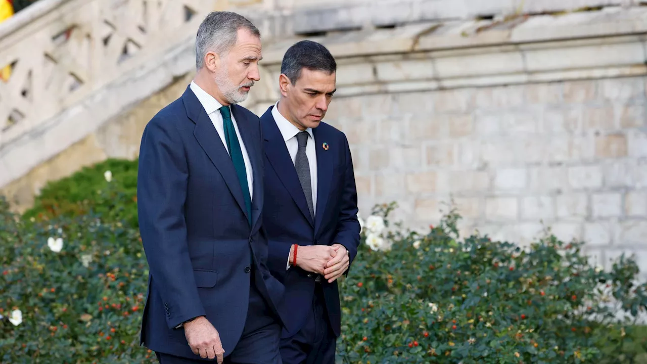 Conversación distendida entre el rey y Pedro Sánchez tras la polémica de Notre Dame