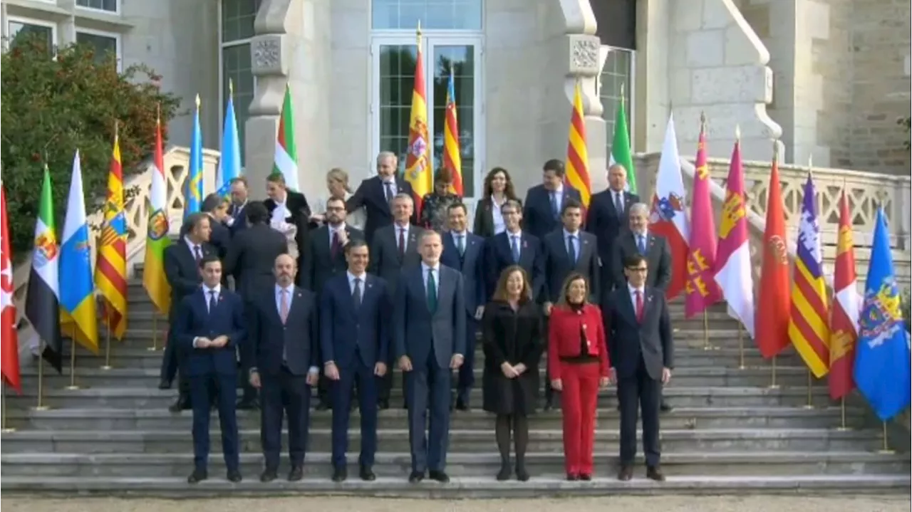 El rey Felipe VI preside la foto junto a Sánchez y los presidentes autonómicos