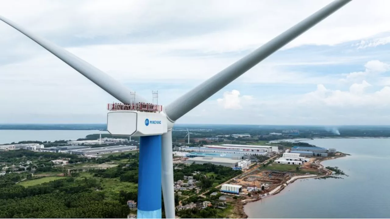 Typhoon-proof blades of ‘world’s most powerful’ wind turbine break off in China