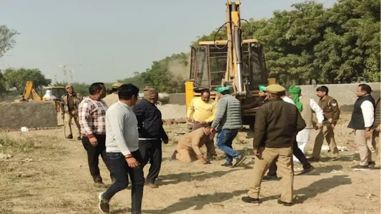 Bulldozer Action के लिए पहुंची टीम पर हमला, किसान नेताओं ने जमीन पर गिरा-गिराकर पीटा; जमकर हुई पत्थरबाजी