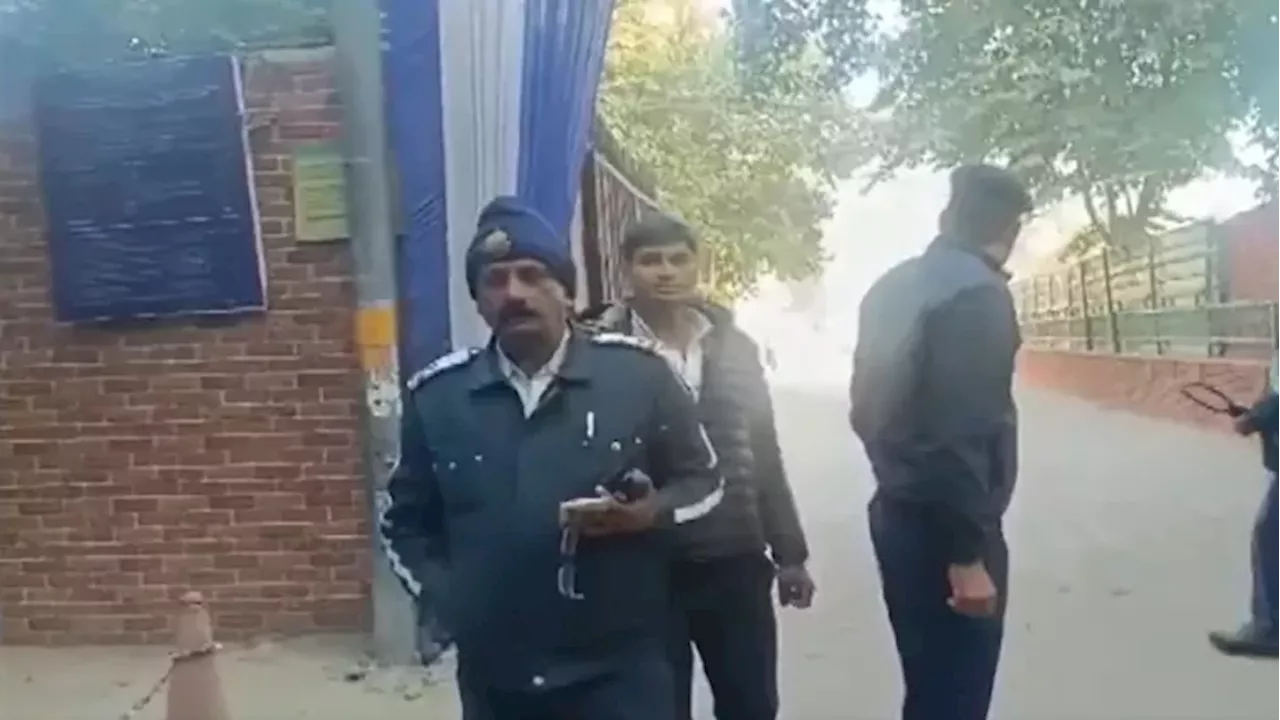 Delhi Schools Bomb Threat: दिल्ली के 6 स्कूलों को बम से उड़ाने की धमकी, अभिभावकों में मची खलबली; पुलिस क्या बोली?