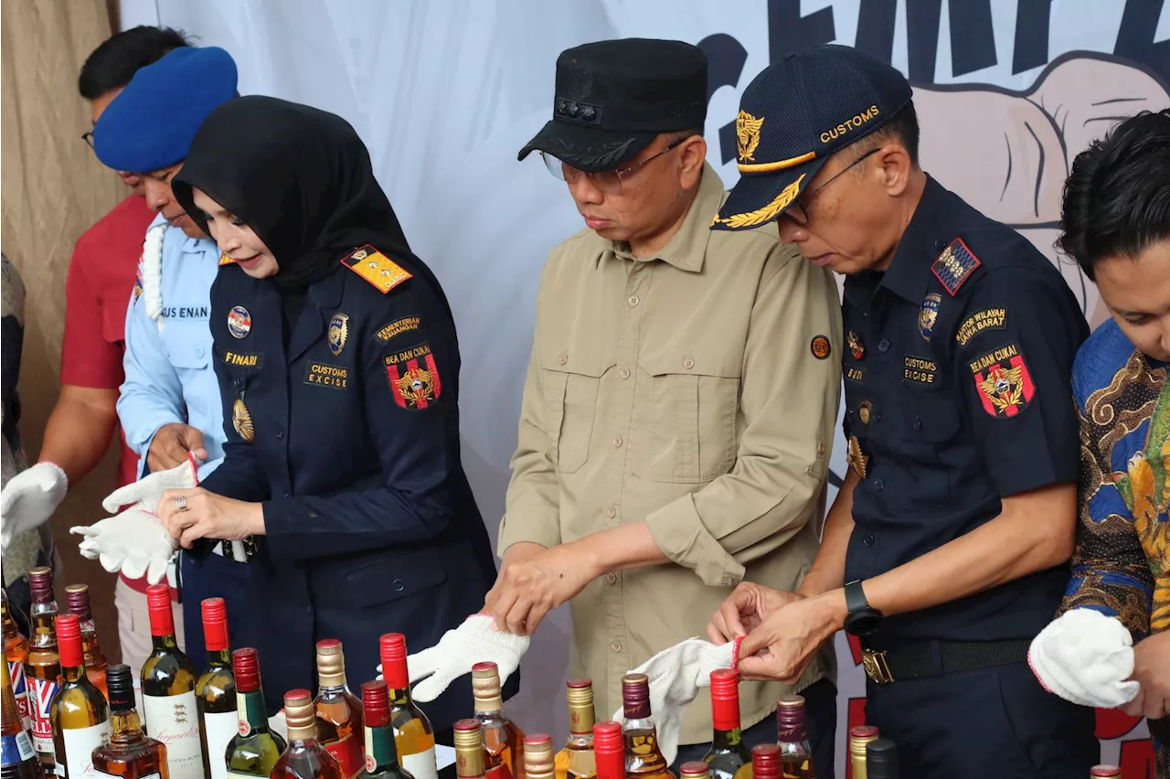 Bea Cukai dan Pemkot Bandung Musnahkan Miras dan Rokok Ilegal, Segini Banyaknya