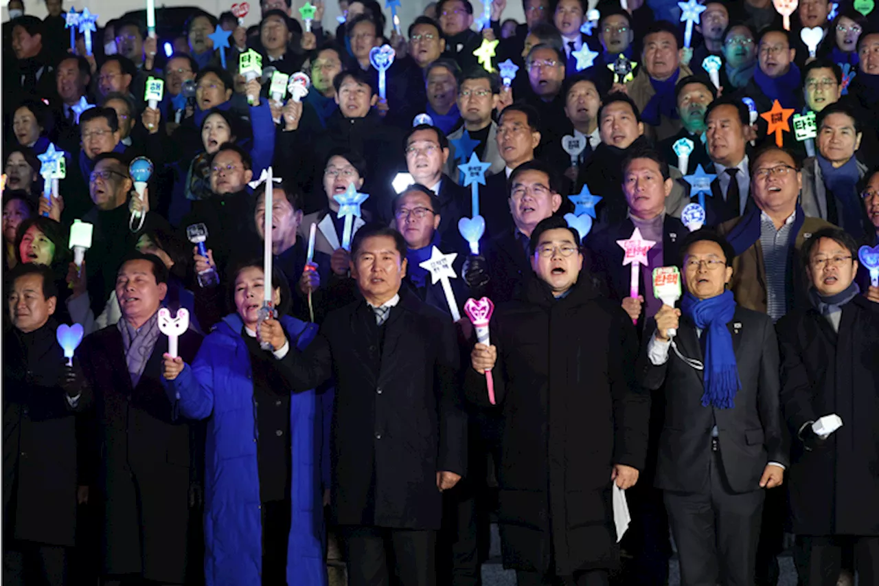 소원봉·믐뭔봄·빙키봉 총집합···민주, 응원봉 들고 ‘탄핵 결의문’ 낭독