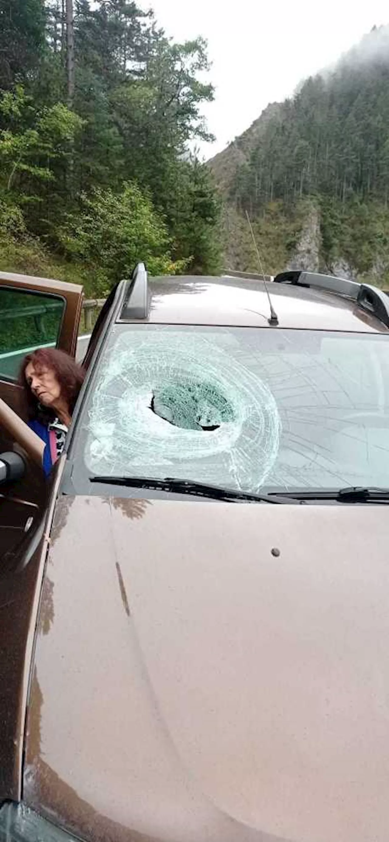 Frayeur sur la route à Saint-André-les-Alpes, un bloc de pierre percute un véhicule