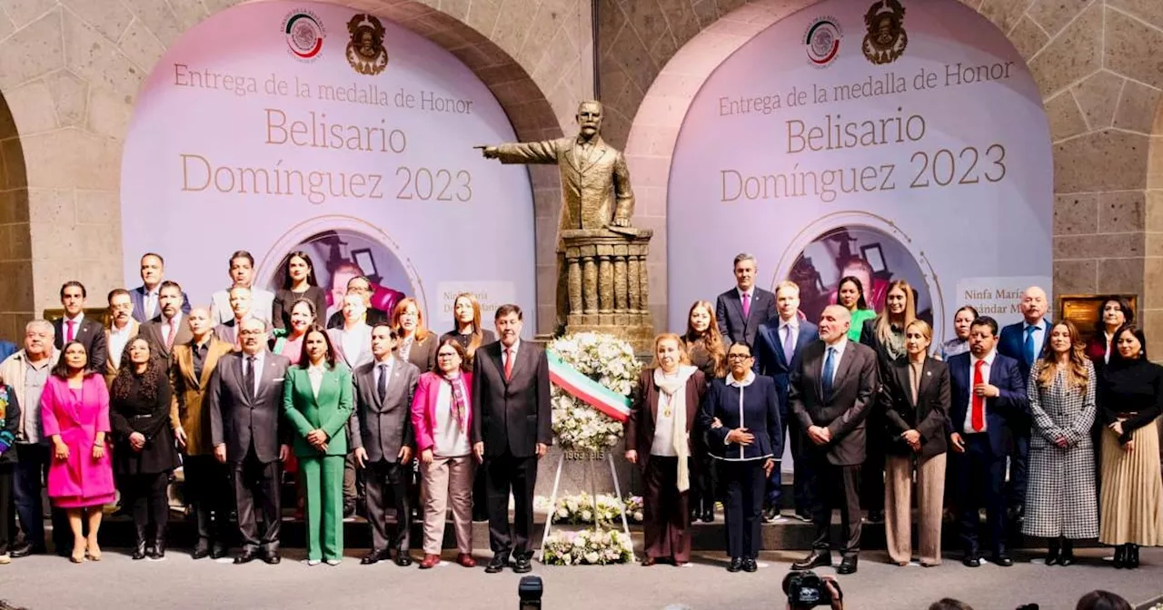 Rosa Icela Rodríguez felicita a Ninfa María Deándar Martínez por medalla Belisario Domínguez