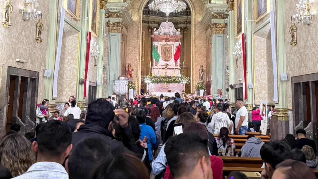 Nos protege y nos da fé: Miles de flores y oraciones para la Virgen Morena en León