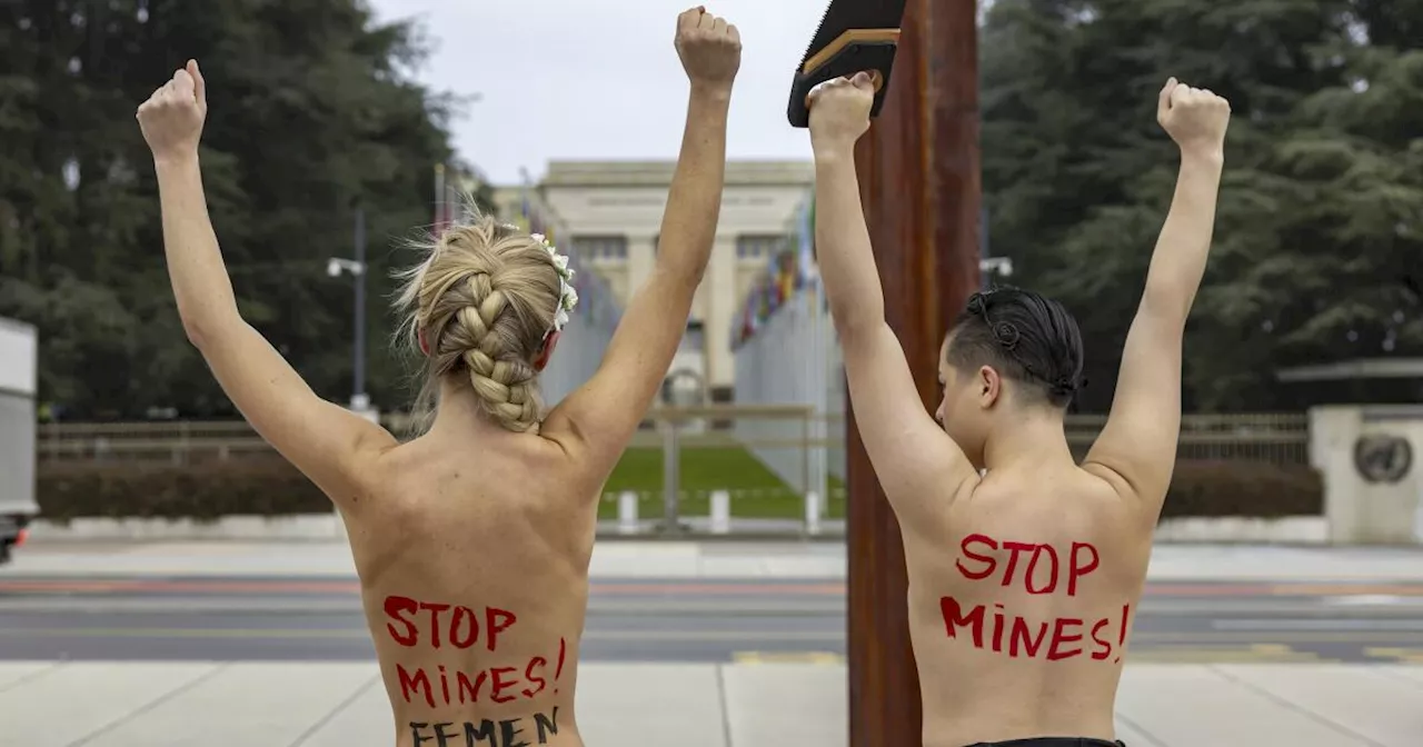 Detienen a mujeres en topless por vandalizar escultura cerca de edificio de ONU durante protesta