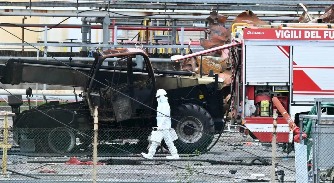Calenzano, al momento dell'esplosione in corso due manutenzioni. Il carrello in sollevamento e la nube di vapo
