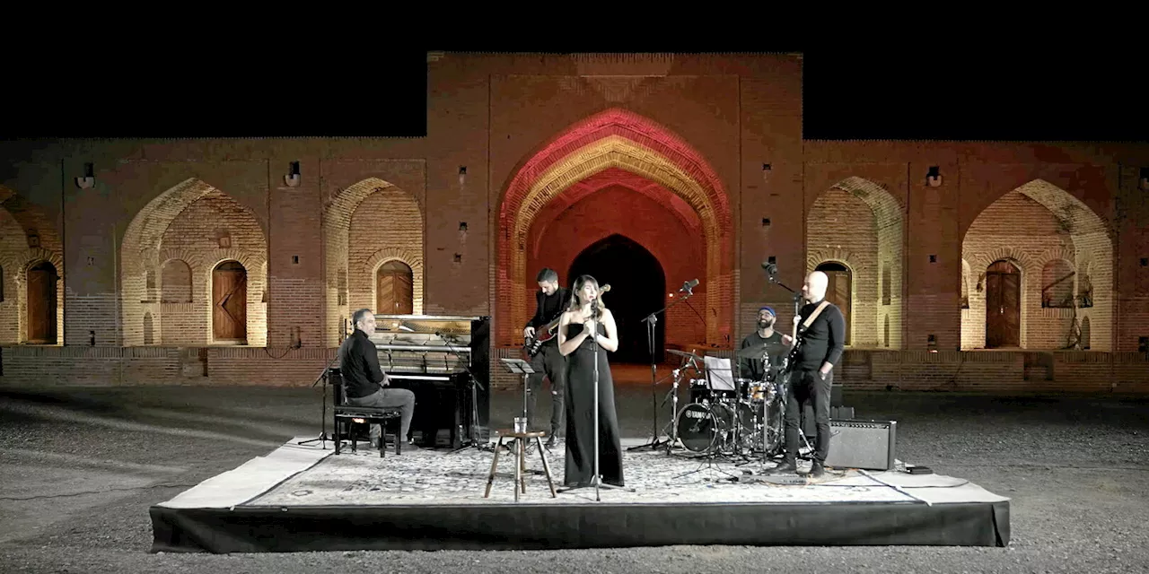 « Rêvez d’une nation libre et belle » : une artiste iranienne chante sur YouTube, sans hidjab