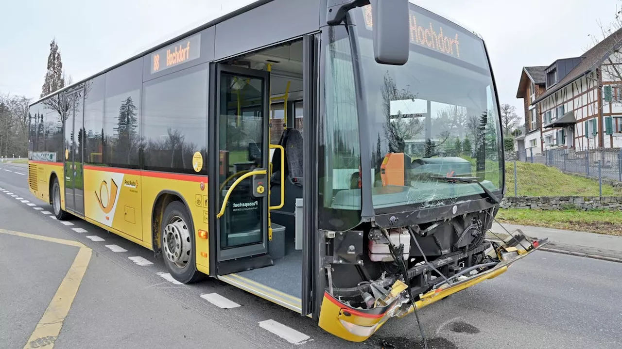 Betrunkene fährt gegen Verkehrsampel – Auffahrkollision zwischen Bus und Auto