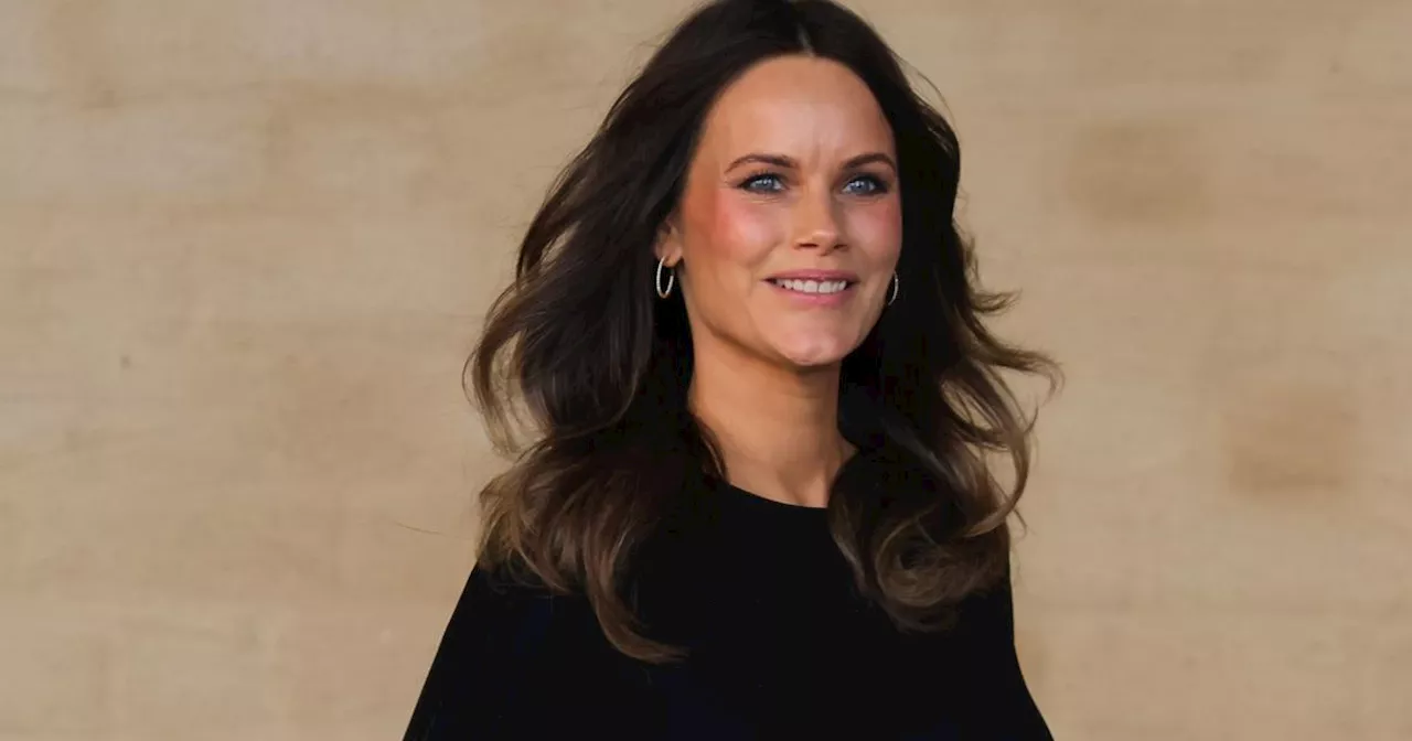 Au banquet des prix Nobel, la princesse Sofia de Suède, enceinte de sept mois, fait sensation dans une robe bleu roi