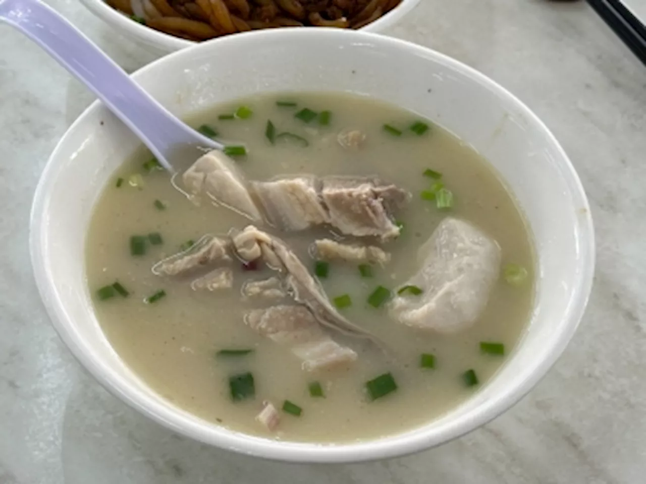 Grab this feel good white pepper soup and Hakka noodles at PJ Restoran MJ SS3 Kopitiam