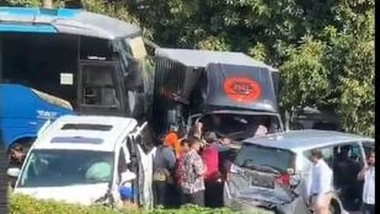 Kecelakaan Beruntun di Tol Dalam Kota Arah Cawang Libatkan 6 Kendaraan, 3 Orang Terluka