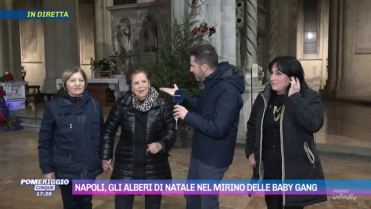 Napoli, rubano albero di Natale in una chiesa: fermati da 3 signore