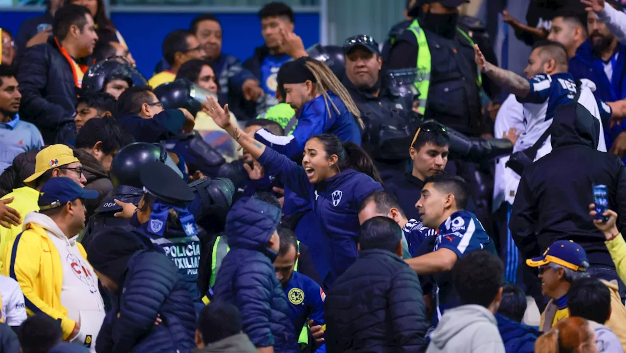 Aficionados lanzan butacas durante una pelea tras la final entre América y Rayados